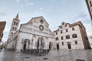 croatia-famous-church-st-donatus-zadar-croatia-with-small-cafe-outside-early-morning