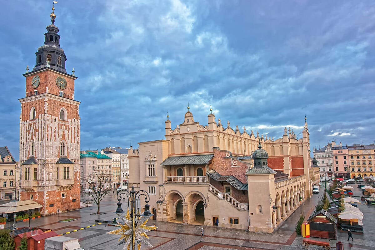 poland-town-hall-tower-cloth-hall-main-market-square-old-city-krakow-poland-christmas-time