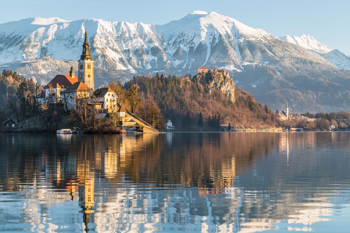 slovenia-beautiful-shot-house-near-lake-with-mount-ojstrica-bled-slovenia